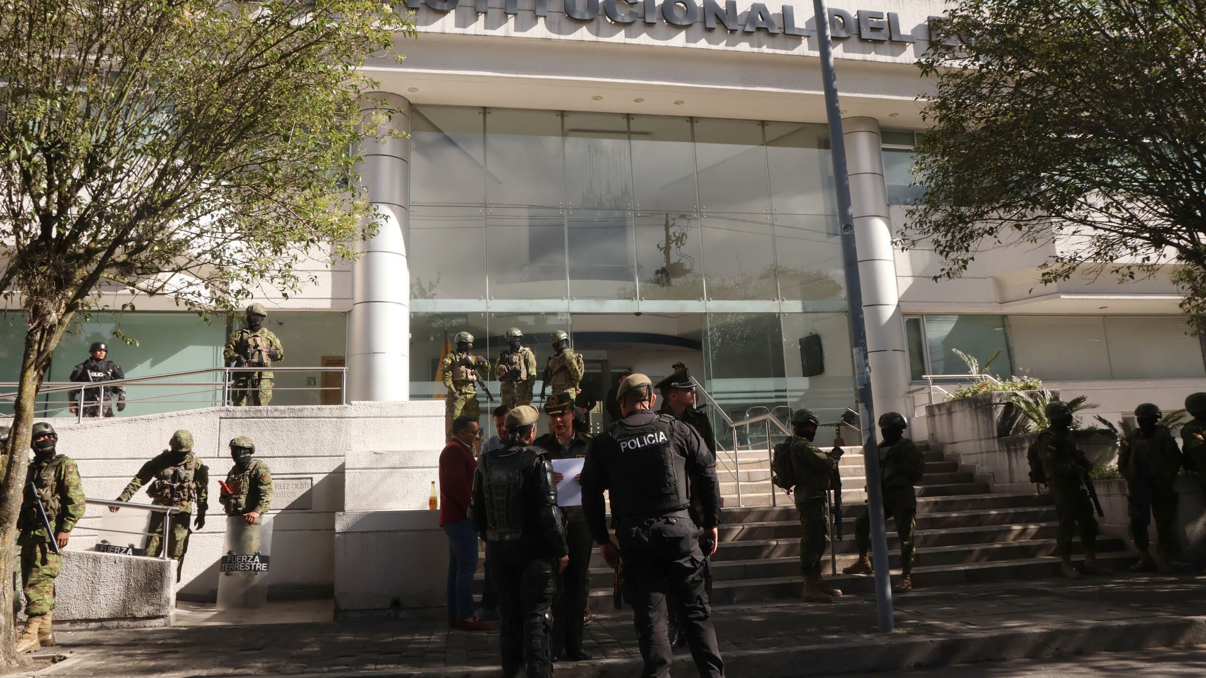 Fuerte resguardo militar y policial en la Corte Constitucional. API/HENRY LAPO