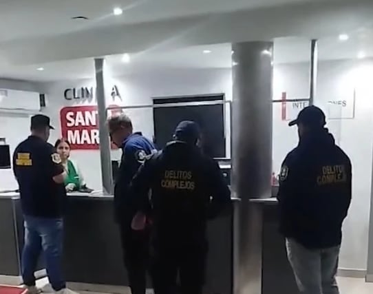 Operativo policial en la clínica de Villa Ballester donde se realizó el hallazgo durante la investigación.