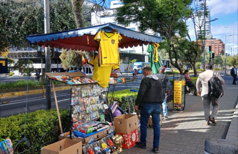 En las principales avenidas de la capital, varios puestos venden a precios convenientes la 'piel de la tricolor' para apoyar al equipo en el Mundial 2026.