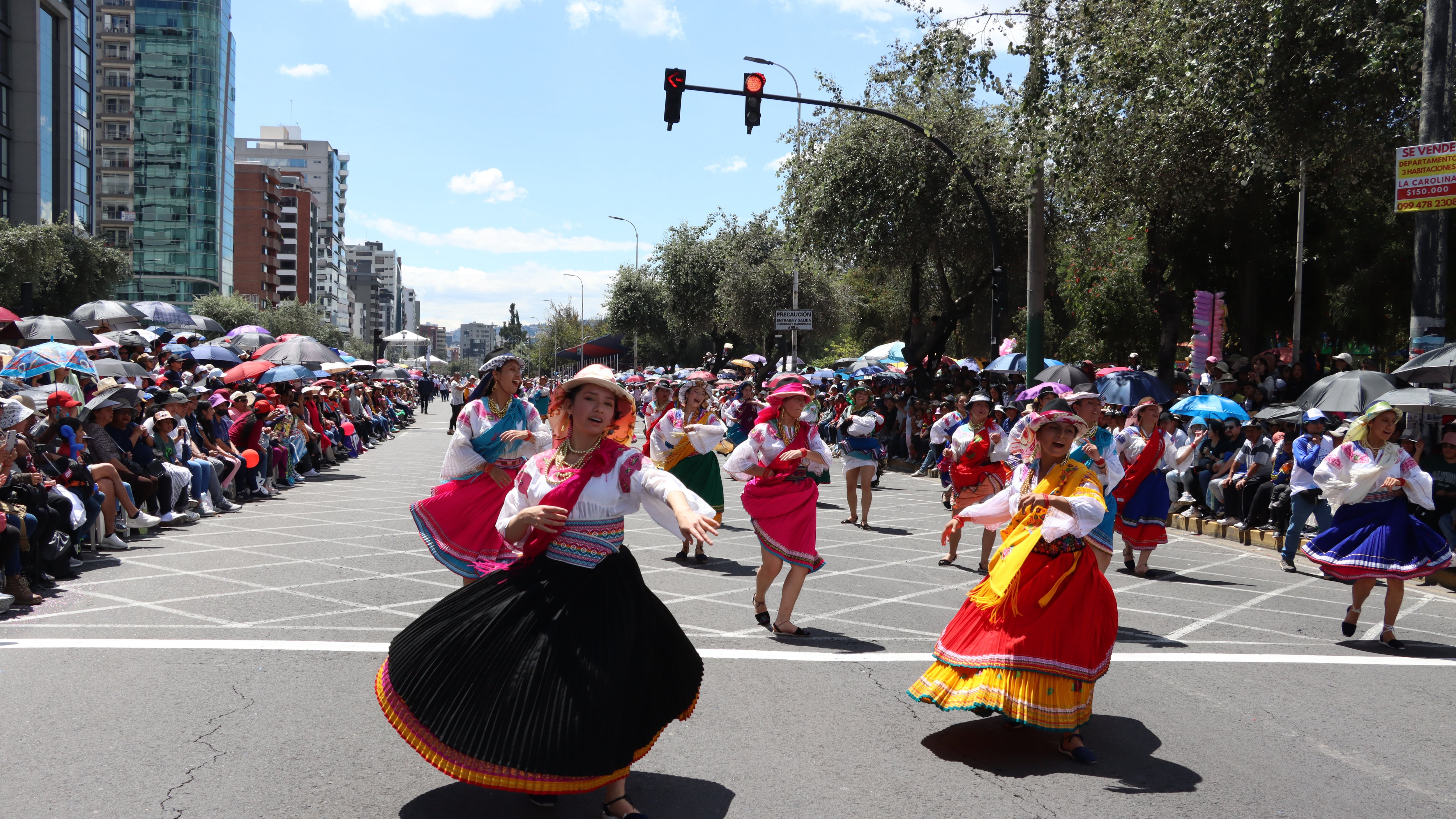 Desfile de la Confraternidad, evento cultural por las Fiestas de Quito, en la Avenida de los Shyris.