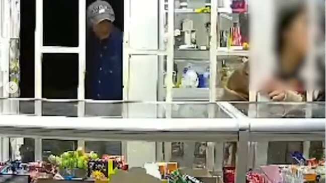 Angustiante: niña le pide a una tendera que la proteja ante la persecución de un hombre