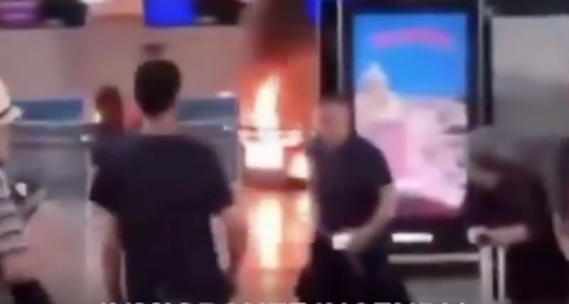 Pasajeros del aeropuerto de Milán corren mientras un hombre provoca un incendio en un mostrador de facturación.