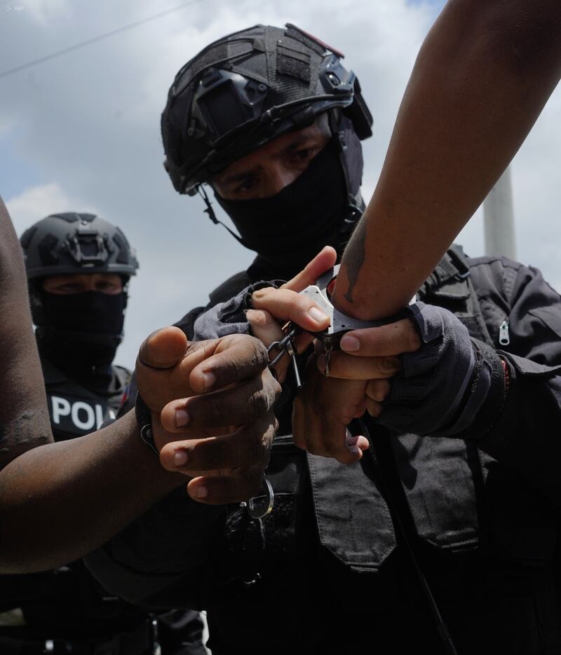 Guayaquil, viernes 07 de marzo del 2025
La Policía en conjunto con las fuerzas Armadas allanaron varias viviendas del plan habitacional Sueño Guayaquileño, que según denuncias esta "tomado" por el GDO de los Tiguerones. en la gráfica la Policía encuentra un maleta con armas largas y 5 detenidos.
Fotos: César Muñoz/API