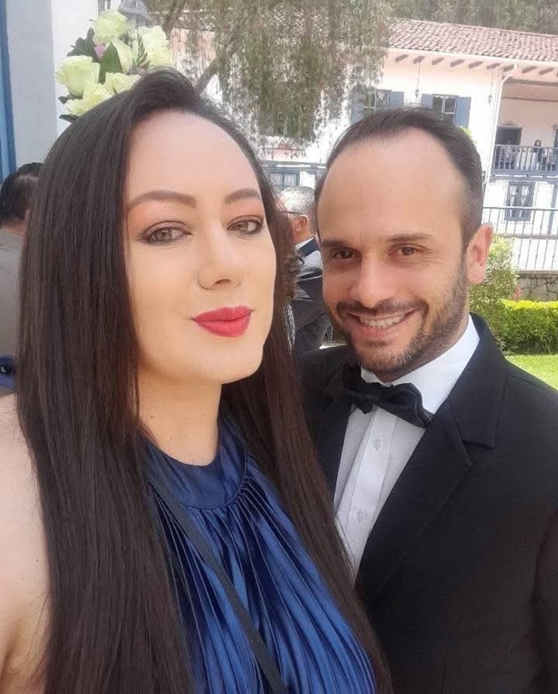 María Fernanda López Rodríguez, modelo de 42 años originaria de Cuenca, fue encontrada muerta en su departamento en Quito.  Su novio alertó a la Policía Nacional al no tener noticias de ella desde días atrás.