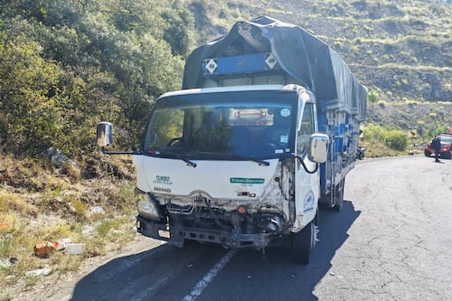 Fatal accidente en la vía Pelileo - Baños, un auto y un camión colisionaron