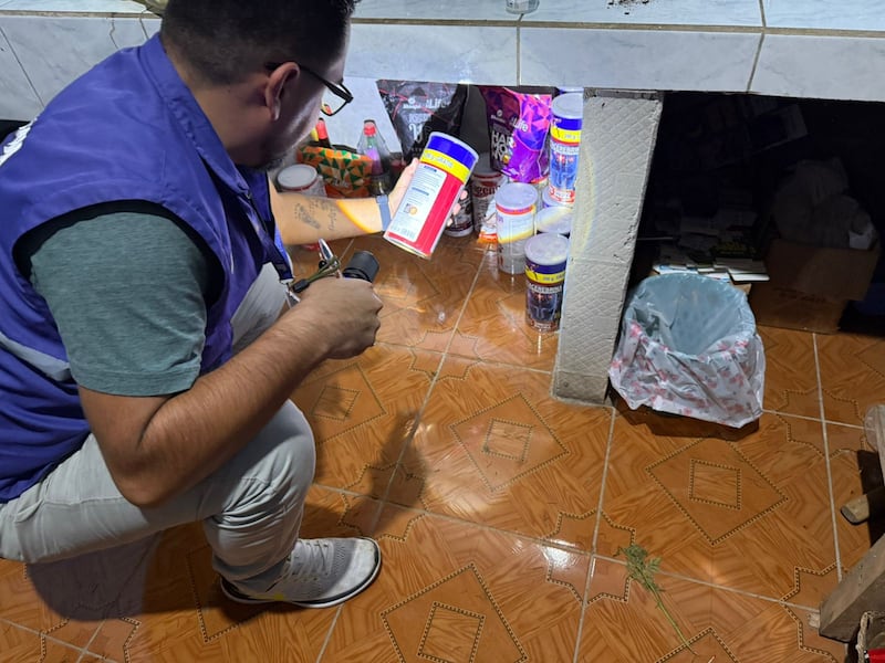 Jeringuillas reutilizadas, sueros vencidos y camillas en mal estado fueron parte de las irregularidades encontradas en el local clausurado.
