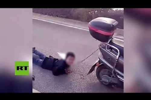 Video: Mujer arrastra a su hijo amarrado a una moto por hacer travesuras