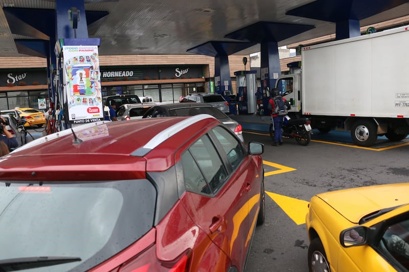 Imágenes muestran largas filas de vehículos en gasolineras de Quito