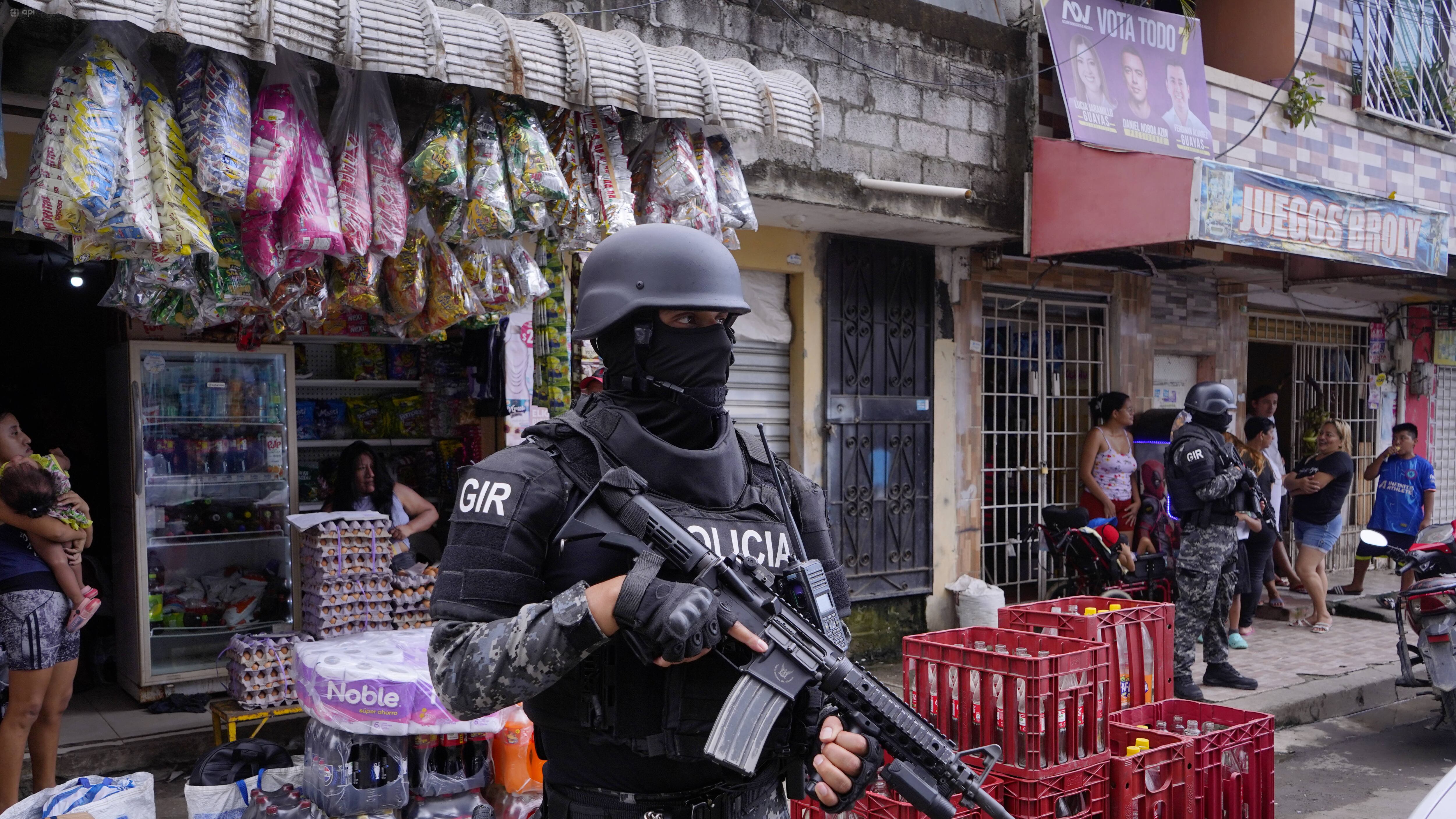 Durán, martes 08 de abril del 2025
Una persona detenida y 5 denuncias de extorsión, fue el resultado del operativo realizado esta mañana, en el mercado Mariana de Jesús, ubicado en la quinta etapa de El Recreo. 
Fotos: César Muñoz/API