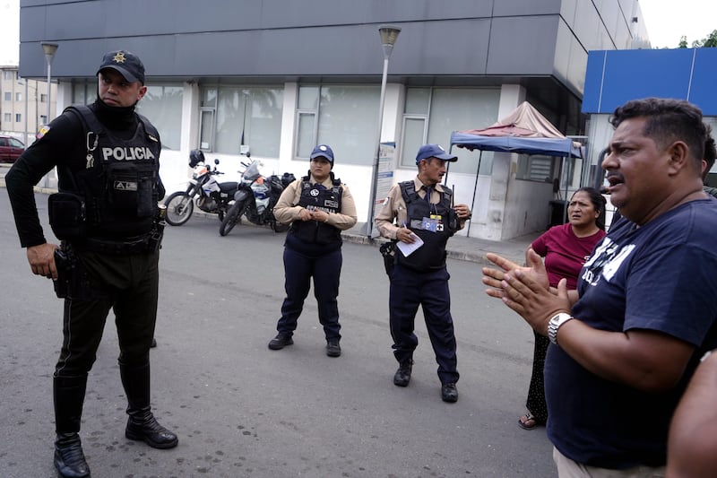 “Estamos viviendo un calvario”: familiares de jóvenes desaparecidos exigen respuestas en la morgue de Guayaquil