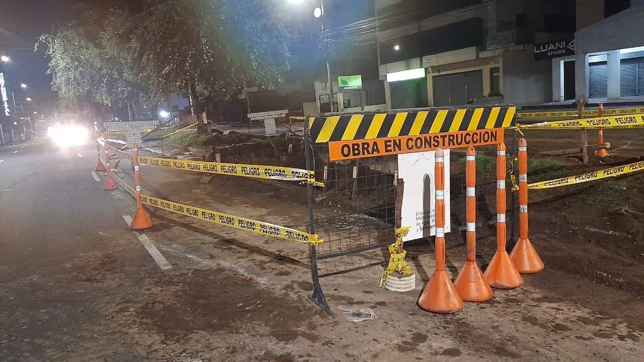 Quito: Socavón en la avenida De Los Shyris y Gaspar de Villarroel