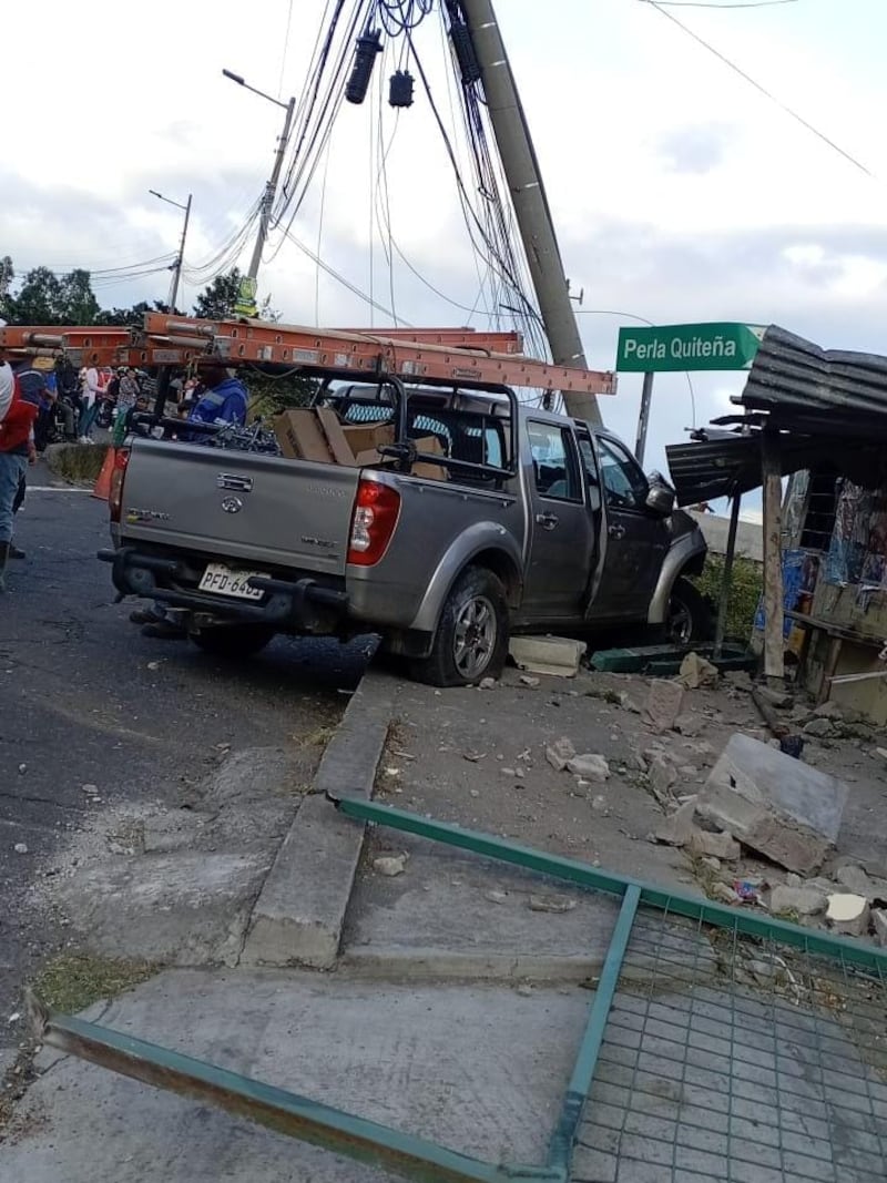 Camioneta se impactó contra un poste eléctrico en la Simón Bolívar, Quito