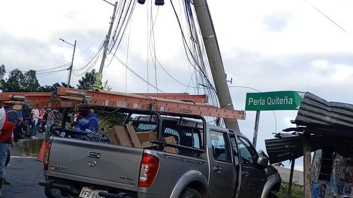Camioneta se impactó contra un poste eléctrico en la Simón Bolívar, Quito