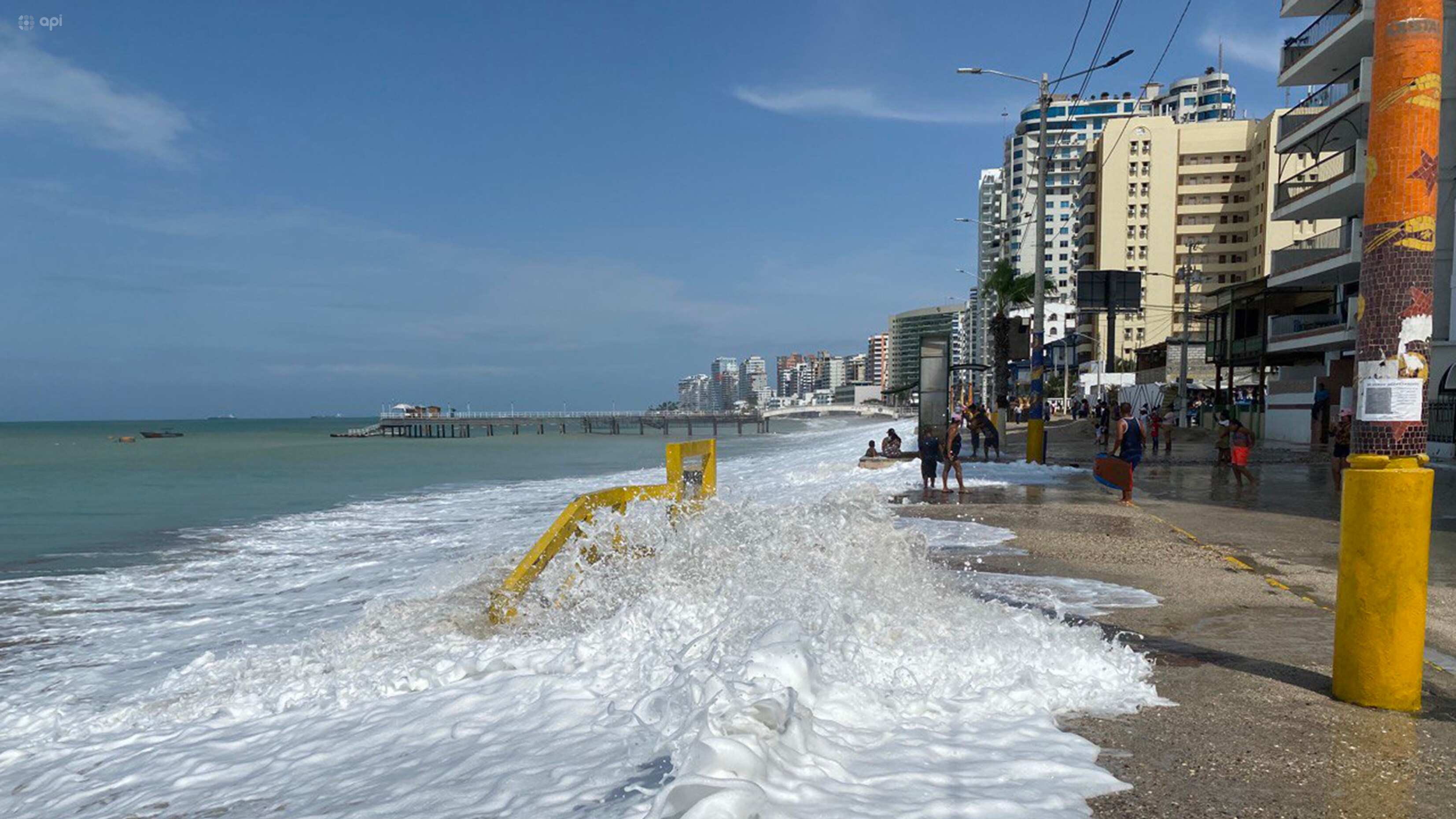 Salinas, miércoles 18 de enero del 2023
Fuertes oleajes sorprendieron a turistas que llegaron hasta el balneario de Salinas, montículos de arena y aguas se quedaron estancadas en la vía principal del malecón.