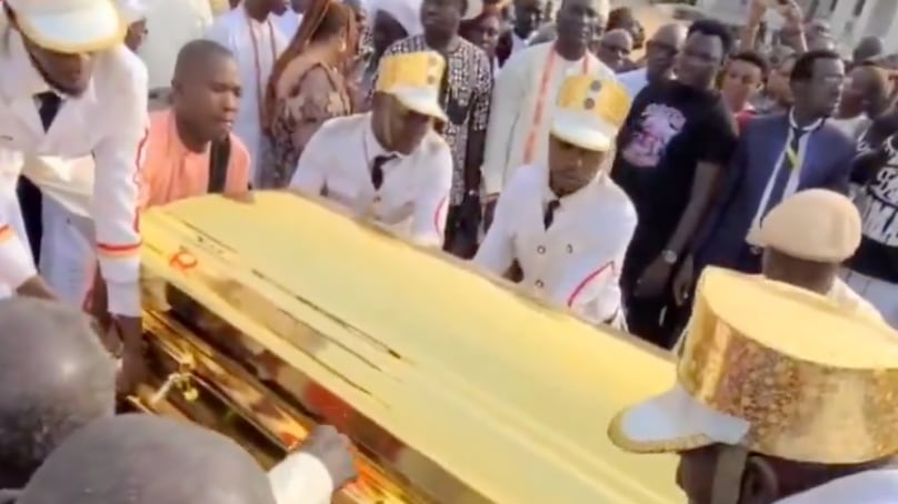 Hombre entierra a su madre en un ataúd de oro valorado en más de 100.000 dólares