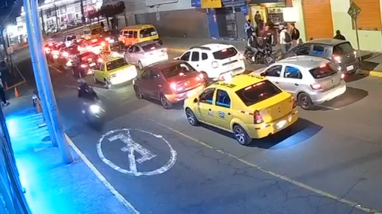 Revelan video del momento en que arrojan explosivo en exteriores de night club en Quito