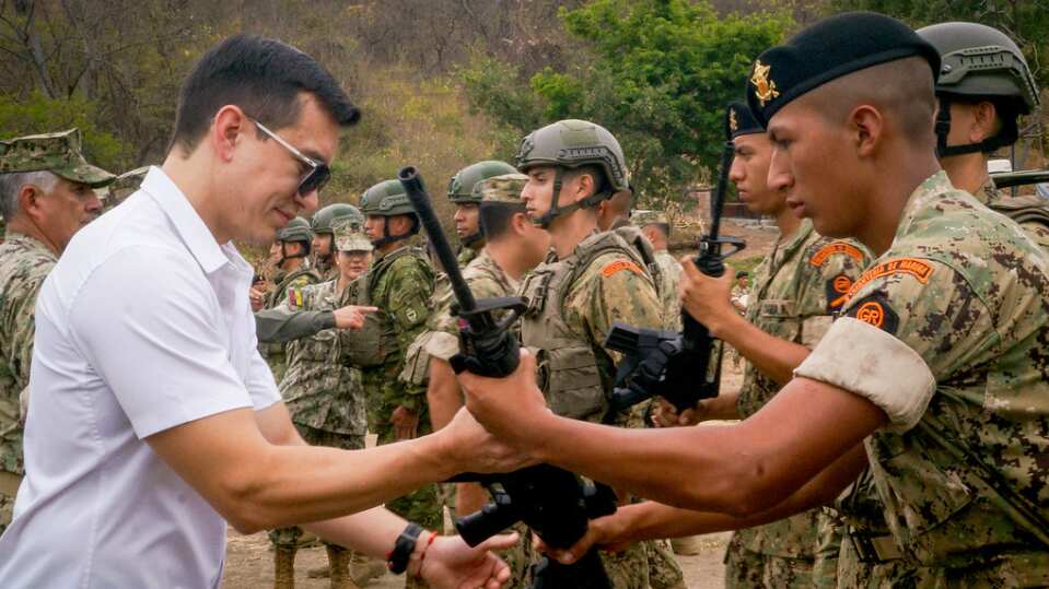 El nuevo armamento que Daniel Noboa entregó a las Fuerzas Armadas