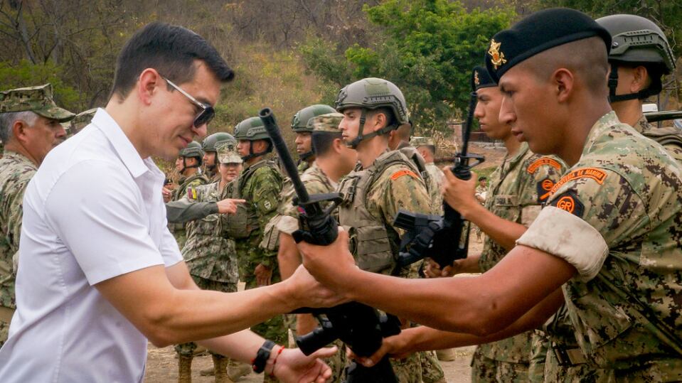 El nuevo armamento que Daniel Noboa entregó a las Fuerzas Armadas