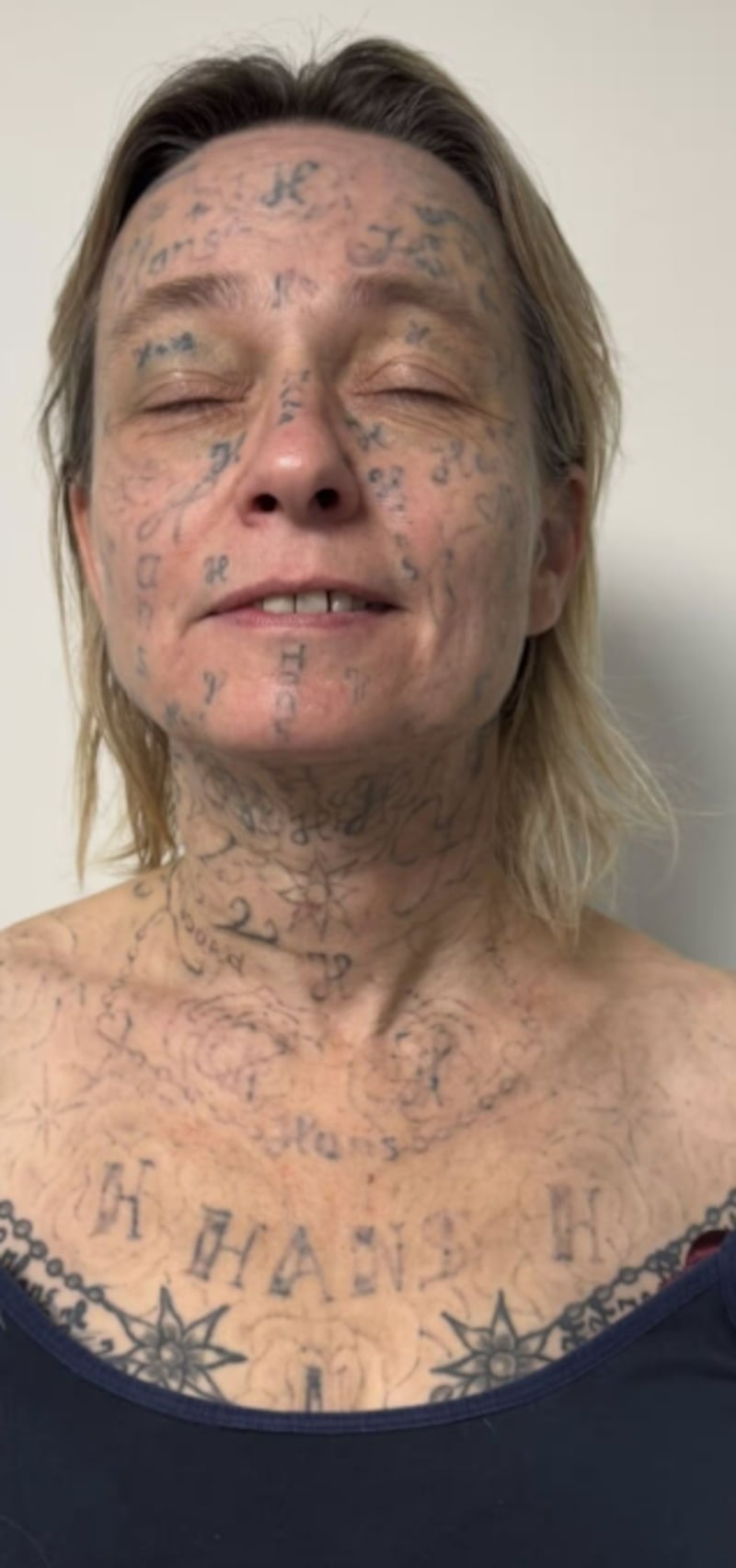 Mujer fue “obligada” a tatuarse el nombre de su pareja abusiva 250 veces en la cara y el cuerpo