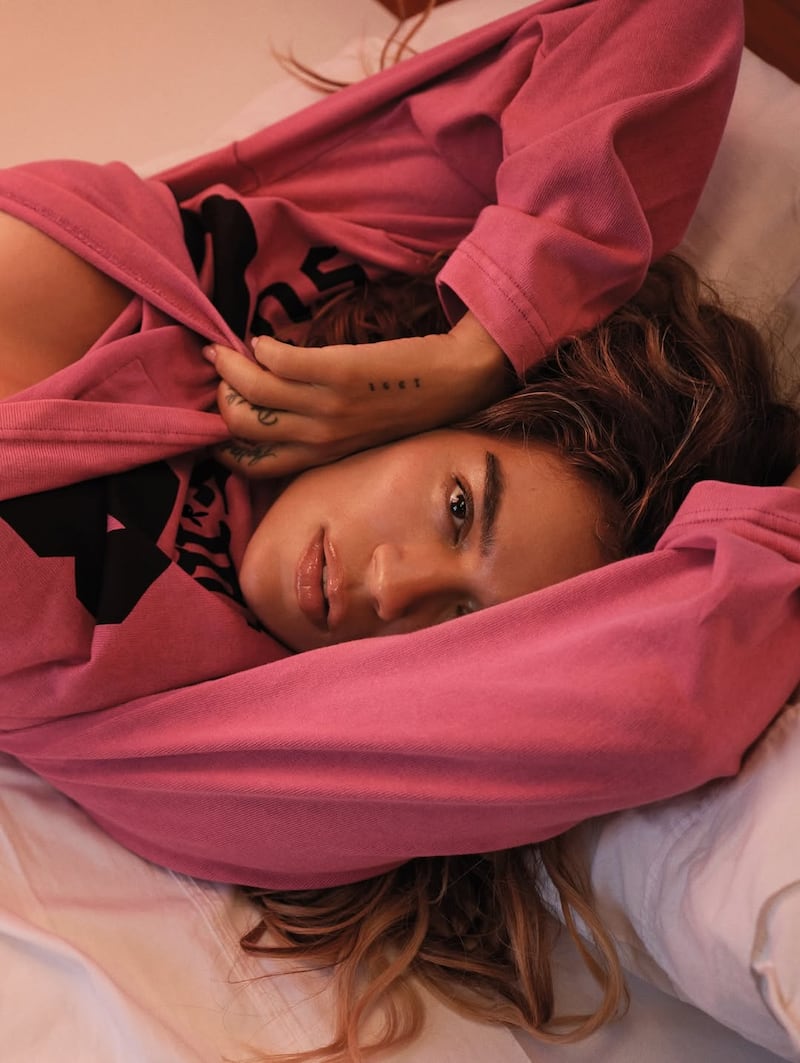 Karol g seduce con su reciente colaboración.