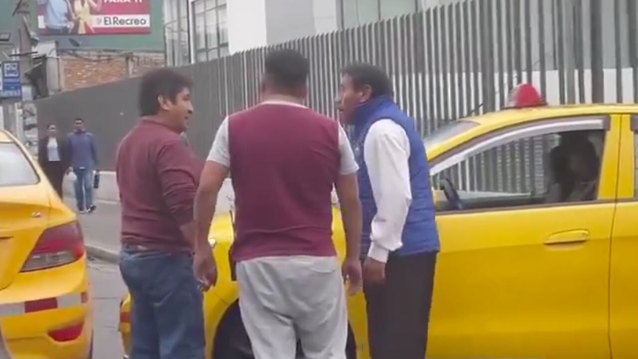 Video muestra el momento en que taxistas se cayeron a puñetes en el sur de Quito.