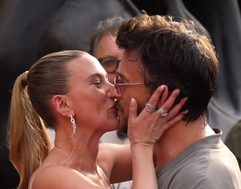 Scarlett Johansson y Jonathan Bailey