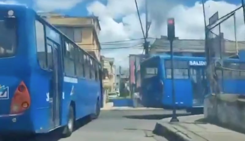 Buses y un taxi fueron captados cruzando un semáforo en rojo en el sur de Quito.