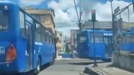 Buses y un taxi fueron captados cruzando un semáforo en rojo en el sur de Quito.