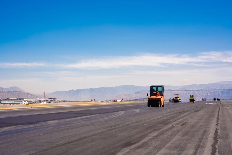 Mantenimiento en la pista del Aeropuerto de Quito