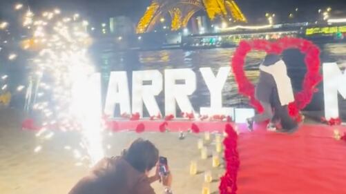 Tiktoker regala viaje a París a un vendedor para que le pidiera matrimonio a su novia