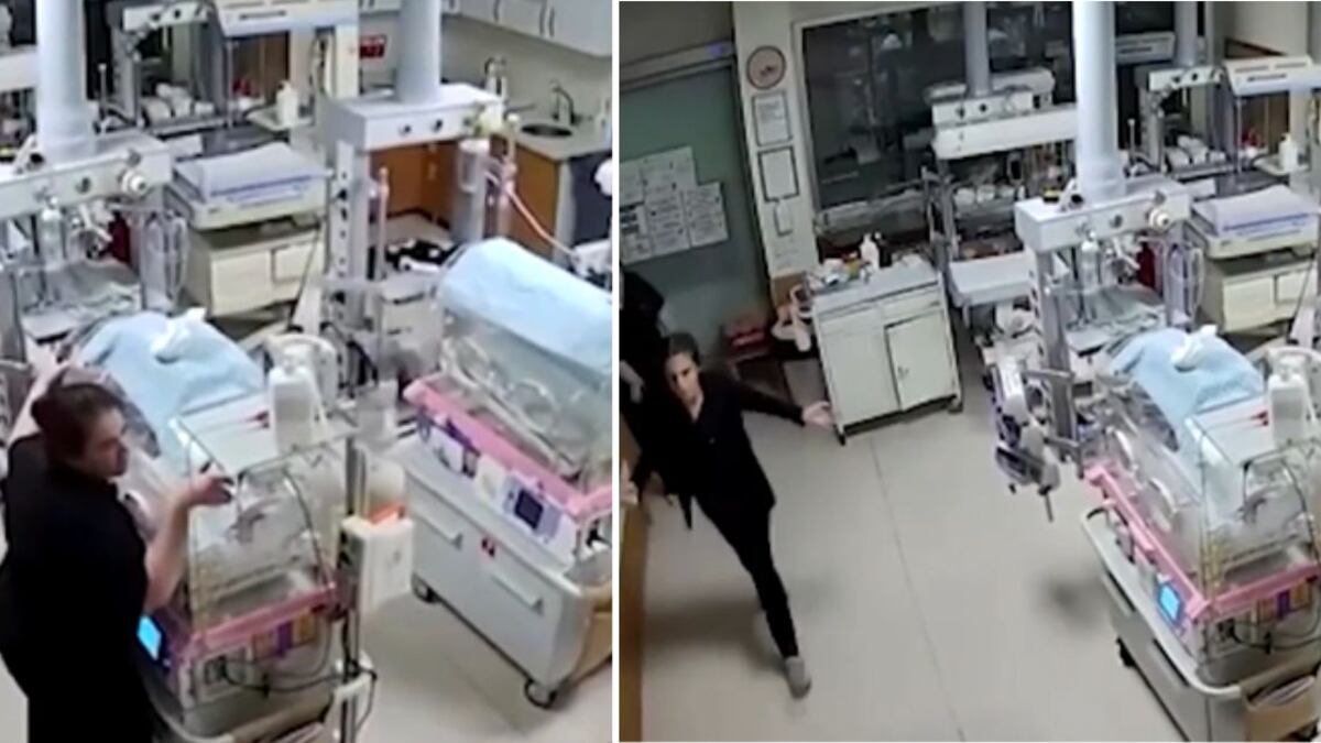 Dos enfermeras entran corriendo y se aferren a las incubadoras para estabilizarlas