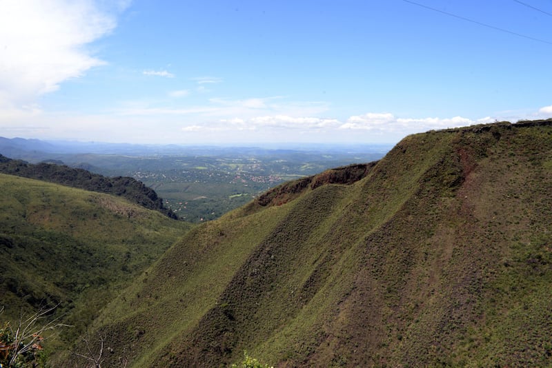 Ana Cláudia fue encontrada con vida en un acantilado de la Serra do Rola Moça, en Brasil.
