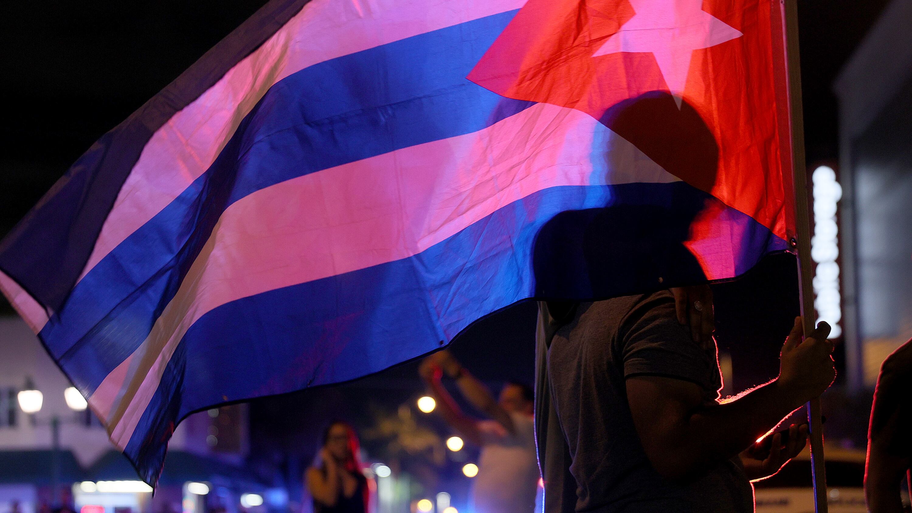 MIAMI, FLORIDA - 11 DE JULIO: Manifestantes se reúnen frente al restaurante Versailles para mostrar su apoyo al pueblo de Cuba, que salió a las calles para protestar el 11 de julio de 2021 en Miami, Florida. Miles de personas salieron a las calles en toda Cuba para protestar por las restricciones de la pandemia, el ritmo de las vacunas Covid-19 y el gobierno cubano. (Foto de Joe Raedle/Getty Images)