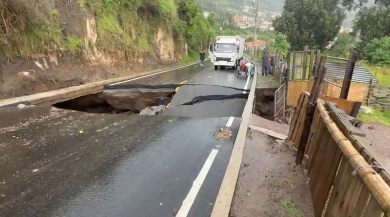 Se reportó el cierre de la vía en las calles Chilibulo y Carapungo por el hundimiento de la calzada