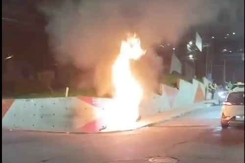Asaltaron a una joven con su bebé en brazos, chocaron al huir y vecinos quemaron la moto en Quito