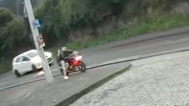 Video: motorizado es captado tocando a una mujer en Conocoto, Quito