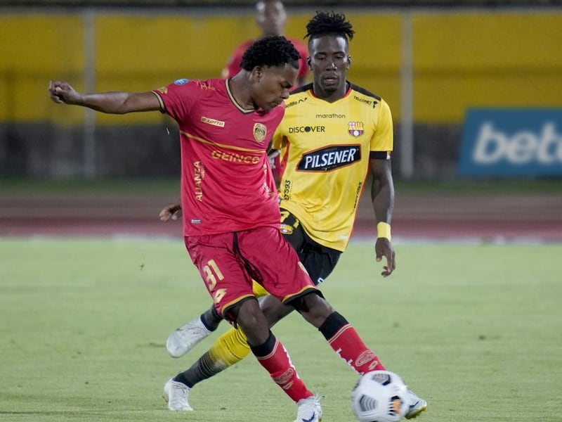 Bryan Ramírez con el Cumbayá FC ante Barcelona SC