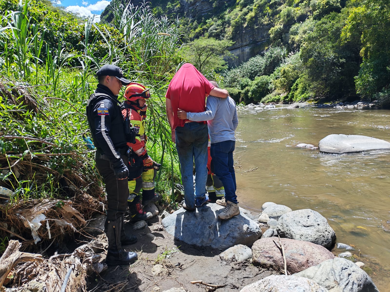 Policía evitó tragedia en el puente del Chiche, en Quito: rescatan a hombre que intentó quitarse la vida