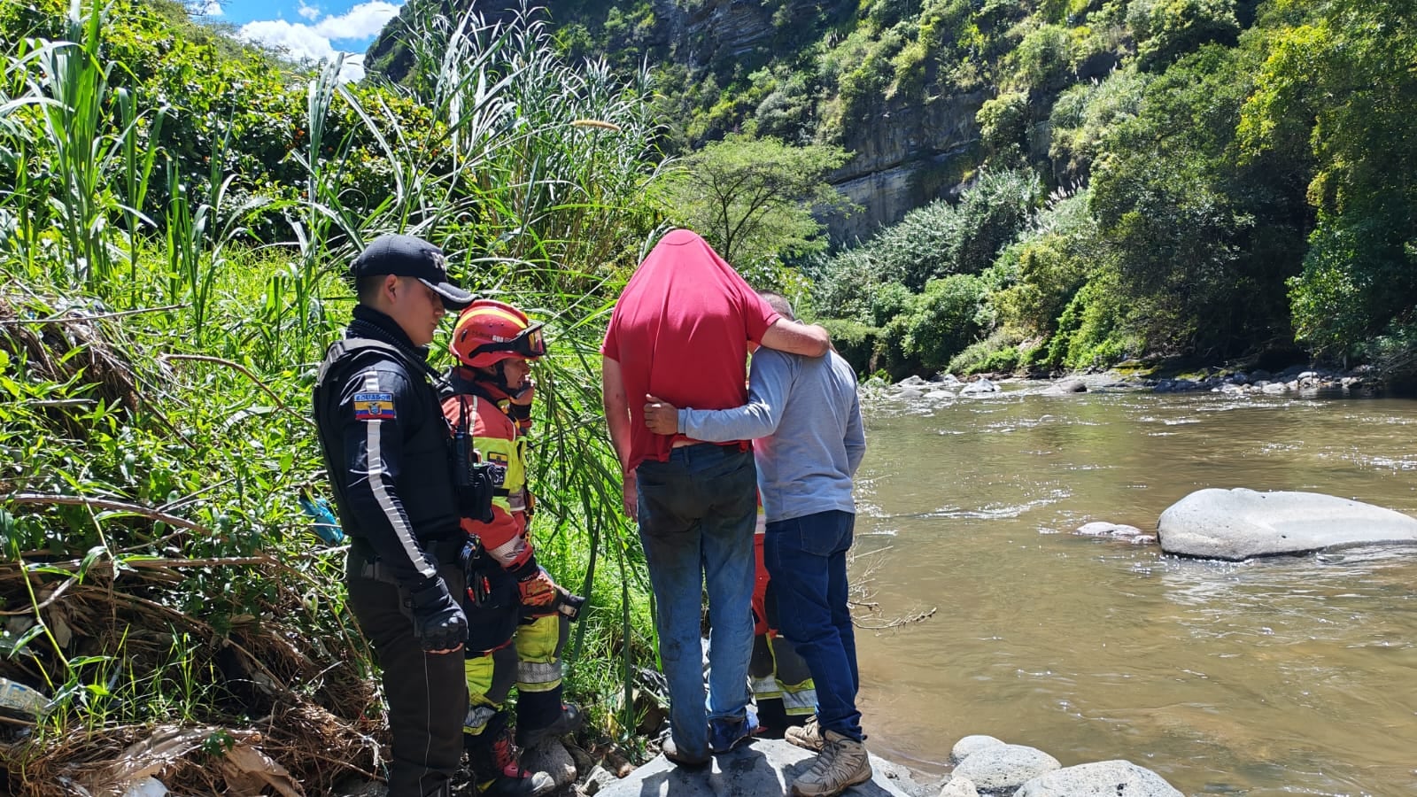 Policía evitó tragedia en el puente del Chiche, en Quito: rescatan a hombre que intentó quitarse la vida