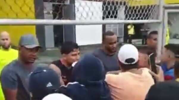 Aficionados de Barcelona SC a las afueras de la concentración