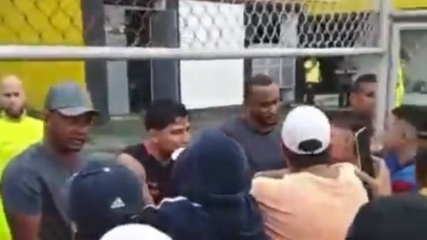 Aficionados de Barcelona SC a las afueras de la concentración