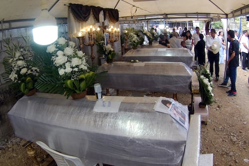 Dolor en Daule: familiares velan a los ocho jóvenes asesinados tras desaparecer en Guayas