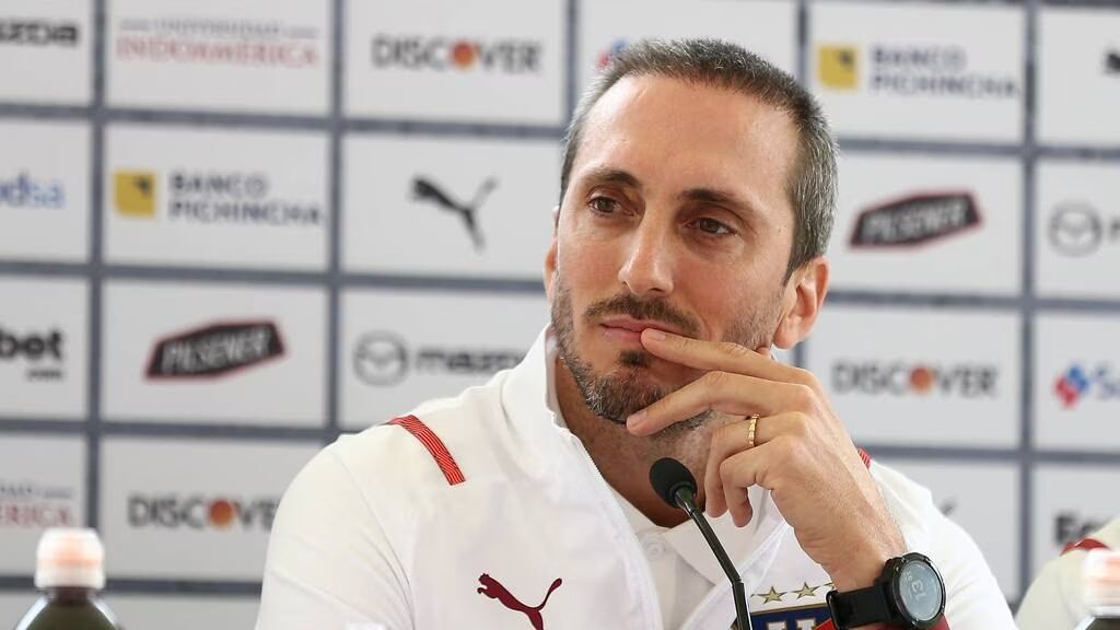 Luis Zubeldía en rueda de prensa con LDU en la temporada 2023