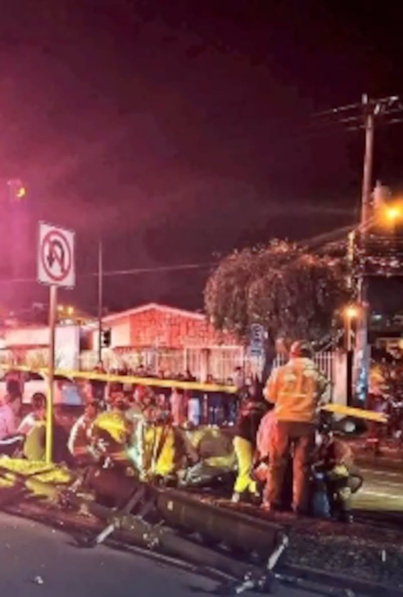 Niño fallece en Cuenca tras accidente con camioneta; poste derribado complicó el rescate.