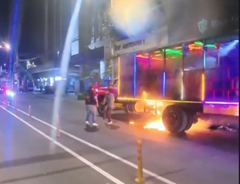 Chiva se incendió en la A.v Amazonas - Fuente: Video de X