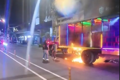 Chiva se incendió en plena Av. Amazonas con pasajeros a bordo