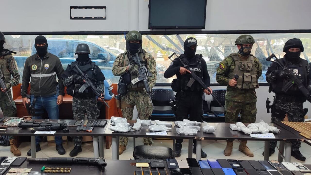 En la madrugada del 4 de agosto se encontró armas, droga y dinero en cárceles.
