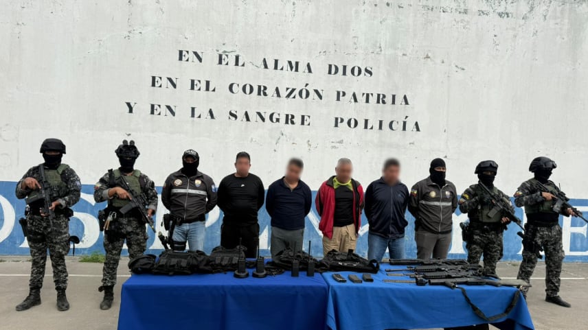 Tres policías y un militar en servicio pasivo fueron detenidos por tráfico de armas en Camilo Ponce Enríquez. Foto: Policía Nacional