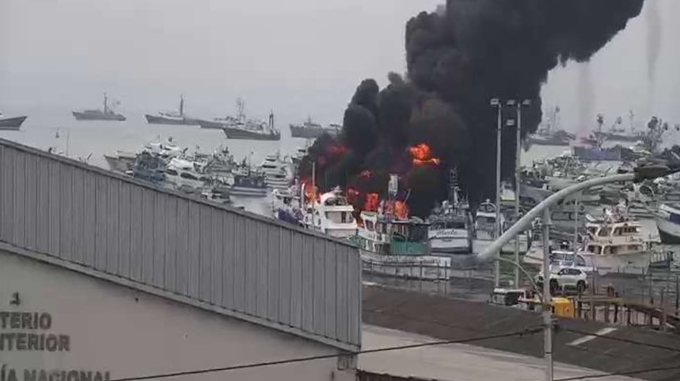 Incendio afecta a varias embarcaciones en el muelle pesquero de Manta