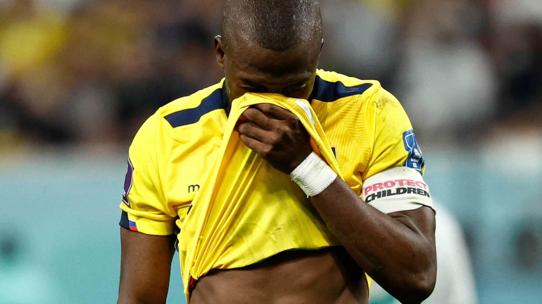 Enner Valencia de Ecuador se lamenta hoy, en un partido de la fase de grupos del Mundial de Fútbol Qatar 2022 entre Ecuador y Senegal en el estadio Internacional Jalifa en Doha